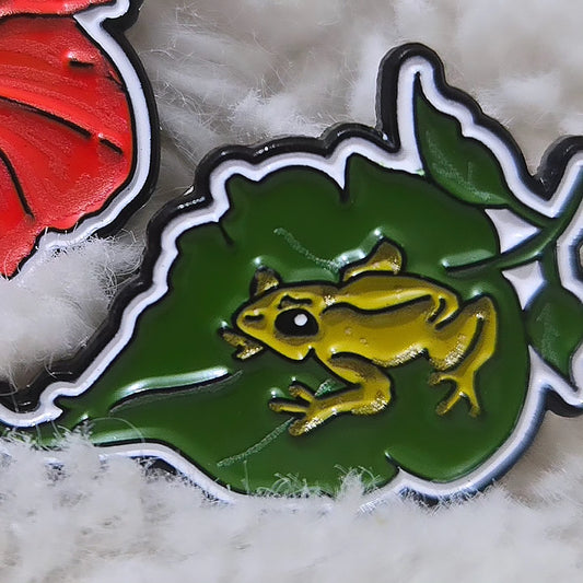 enamel pin- coquí ‧₊˚❀
